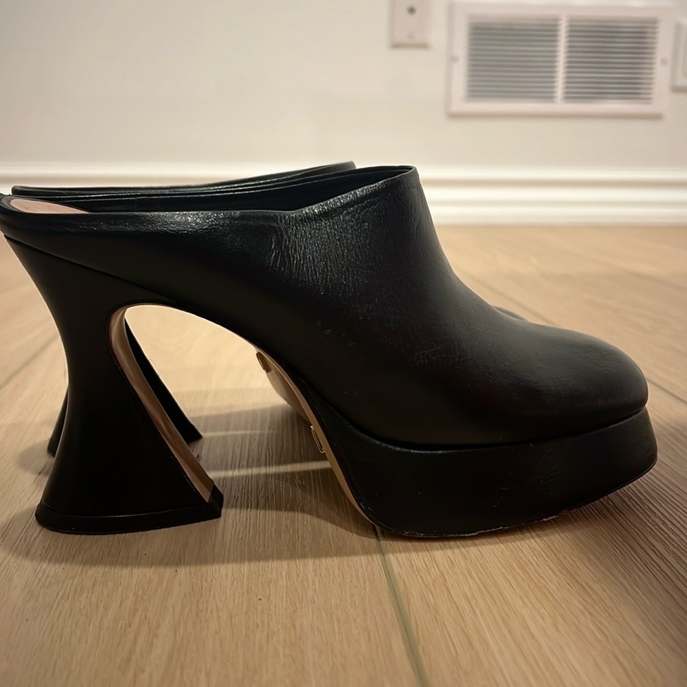 Vicenza closed toe heel